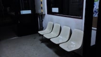 彼氏が車で送ってくれたのは、薄暗くて誰もいない無人駅。私は切符を買おうとしたけれど（山形県・20代女性）