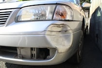 商業施設で呼び出され、駐車場へ行くと凹んだ愛車が。隣には見知らぬ家族が待っていて（埼玉県・40代女性）