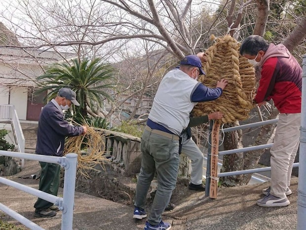 大草履を吊るす村人（画像提供：佐田岬デジタル博物館（仮））