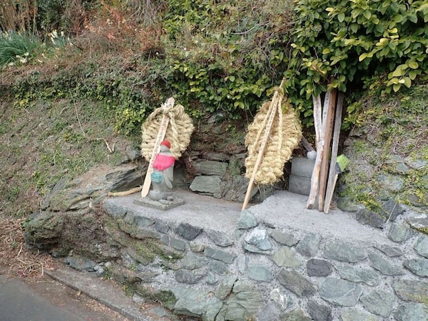 手前のお地蔵様よりも大きな草履（画像提供：佐田岬デジタル博物館（仮））