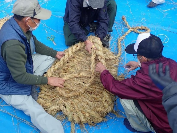 村人によって編まれる大草履（画像提供：佐田岬デジタル博物館（仮））