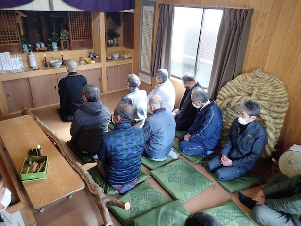 大草履とともに祈りを捧げる人々（画像提供：佐田岬デジタル博物館（仮））