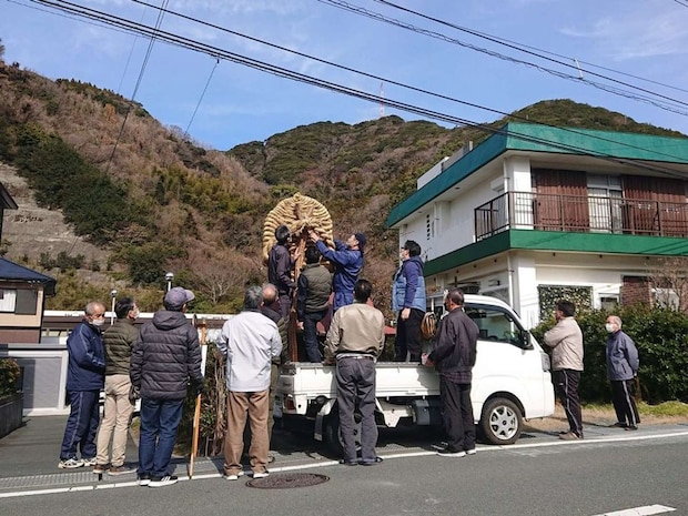 「大草履」を祀る村人（画像提供：佐田岬デジタル博物館（仮））