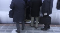 田舎から東京へ通学していた18歳の私。朝の満員電車で、誰かの手がスカートの中に入ってきて...（50代女性）