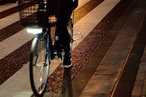 知らない土地で真っ暗ななか宿泊先が見つからない　歩き出したら誰かが自転車で追いかけて来る（茨城県・50代女性）