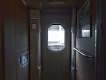 疲れきっていた私は新幹線のドア付近から動きたくなかった　声をかけてきたサラリーマン風の人、一度は断ったのに（千葉県・40代女性）