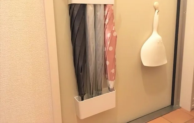 ドアにくっついている傘たて収納