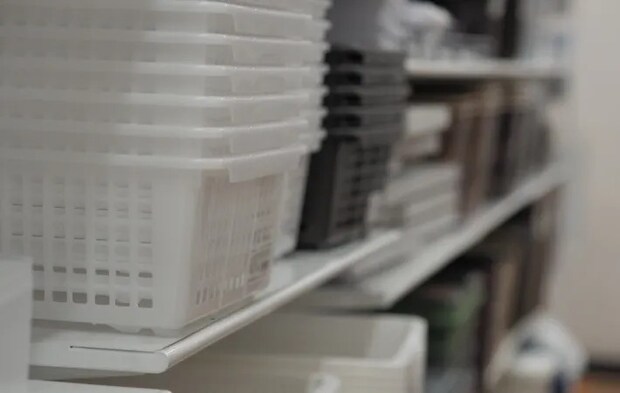 棚に陳列された収納ケース