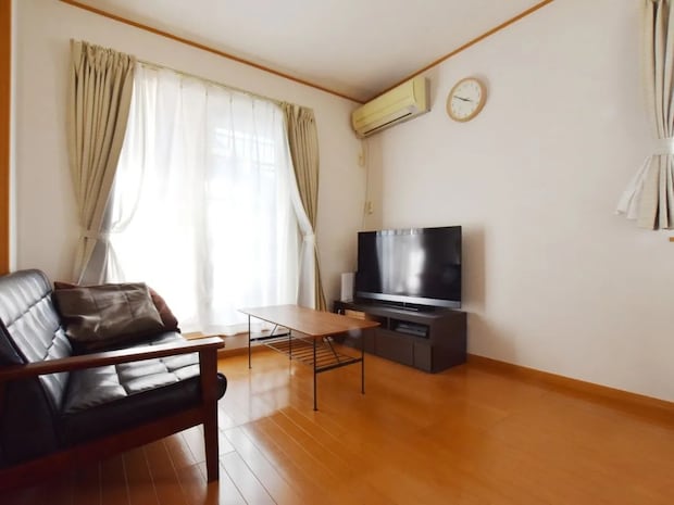 ダイソーのパネルを組むだけで? 収納ラックに「軽い」「安い」【100均DIY4選】