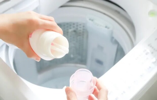 洗剤を入れようとしている様子