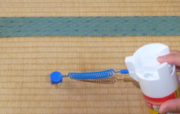 ダニスプレーを使用する様子