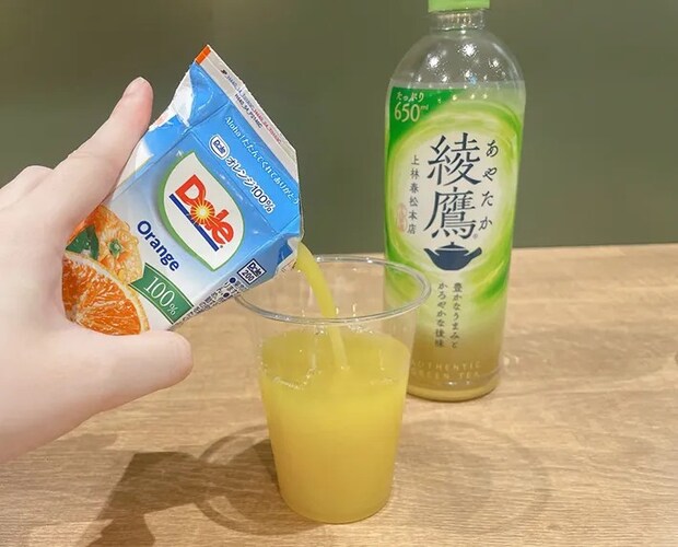 オレンジジュースと緑茶を混ぜる（撮影：grape編集部）