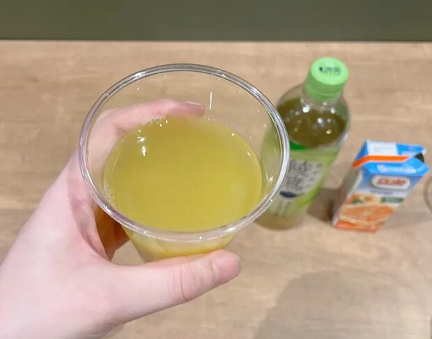 緑茶とオレンジジュースのドリンク（撮影：grape編集部）