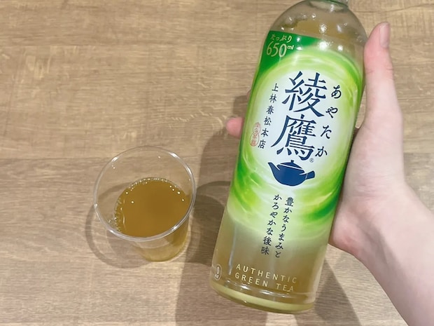 「まさか合うなんて!」 緑茶に『フルーツ系の飲み物』を足した結果→想像を超えた新感覚ドリンクが誕生