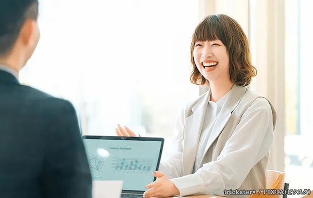 笑顔の女性の写真