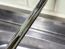 ティッシュに日焼け止めを付けて蛇口をこすると…？　まさかの効果に驚き！【活用術3選】