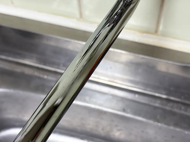 ティッシュに日焼け止めを付けて蛇口をこすると…? まさかの効果に驚き!【活用術3選】