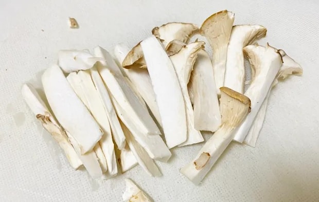 『きのこのバタぽん炒め』を作る写真（撮影：エニママ）