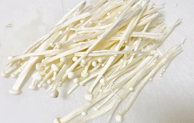 『きのこのバタぽん炒め』を作る写真（撮影：エニママ）