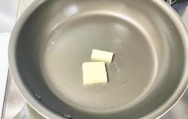 『きのこのバタぽん炒め』を作る写真（撮影：エニママ）