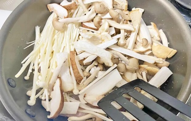 『きのこのバタぽん炒め』を作る写真（撮影：エニママ）
