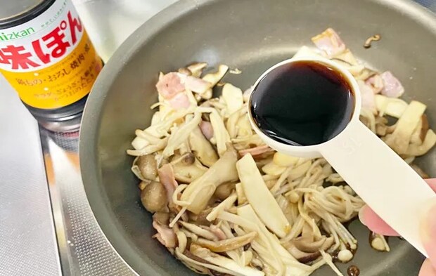 『きのこのバタぽん炒め』を作る写真（撮影：エニママ）