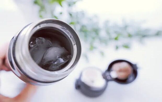 氷の入った水筒