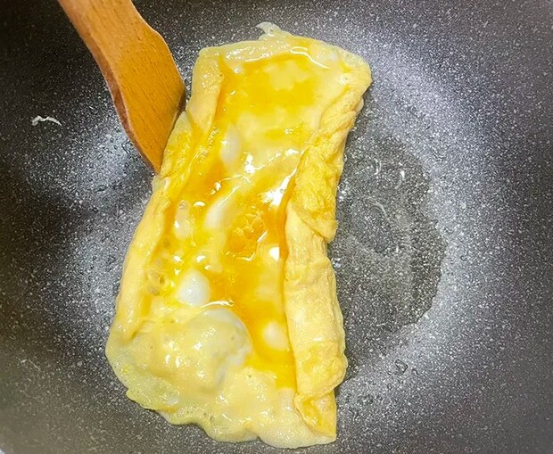 玉子の両端を折る（撮影：grape編集部）