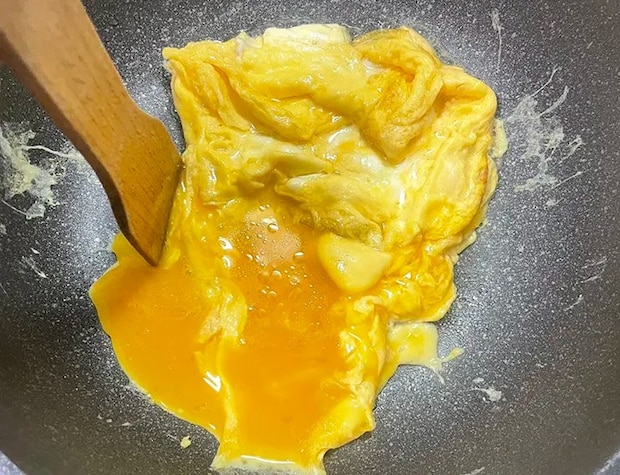 玉子焼きの形を整える（撮影：grape編集部）