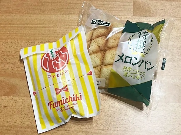 『ファミチキ』とメロンパン（撮影：grape編集部）
