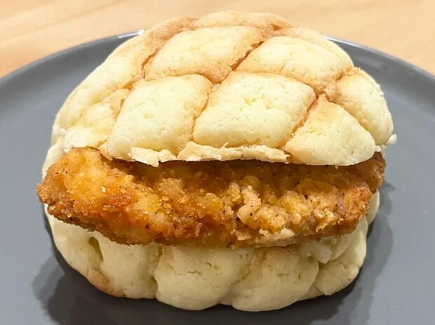 『ファミチキ』とメロンパン（撮影：grape編集部）