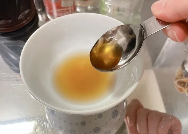 めんつゆでみたらし団子風のタレを作る（撮影：grape編集部）