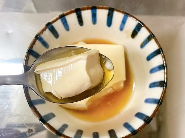タレをかけた豆腐（撮影：grape編集部）