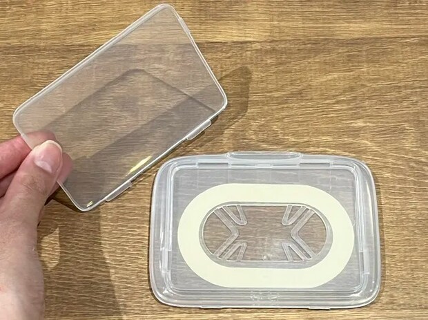 『写真が入るウエットシートのフタ』の写真（撮影：grape編集部）