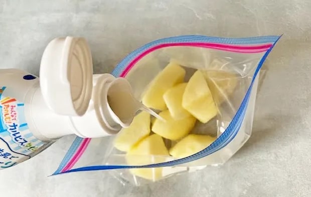 『りんごのカルピス漬け』を作る写真（撮影：エニママ）