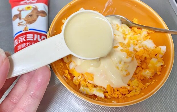 『練乳入り玉子サンド』を作る写真（撮影：エニママ）