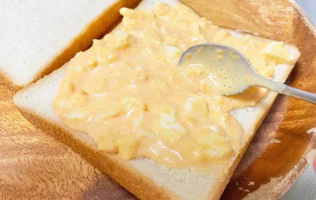 『練乳入り玉子サンド』を作る写真（撮影：エニママ）