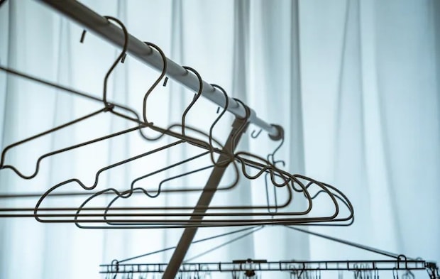 部屋に設置されたハンガー