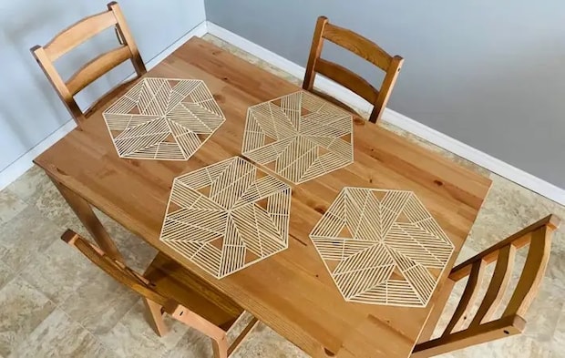 ランチョンマットが敷かれたダイニングテーブル