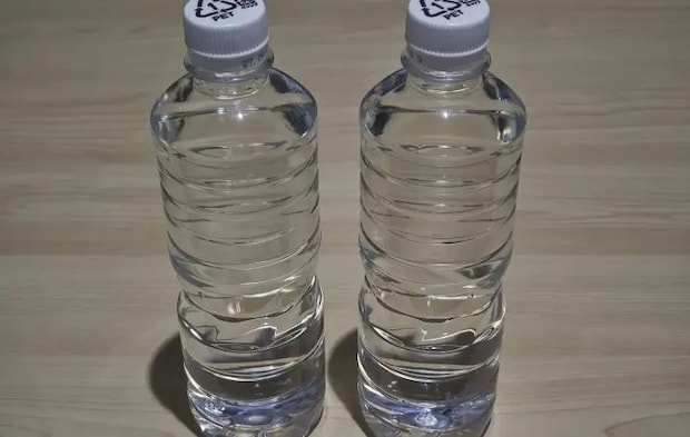 水の入った2本のペットボトル