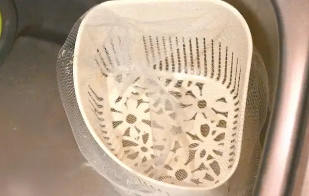 ネットがかけられた三角コーナー