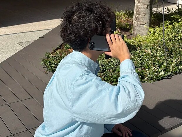 電話をする男性の写真