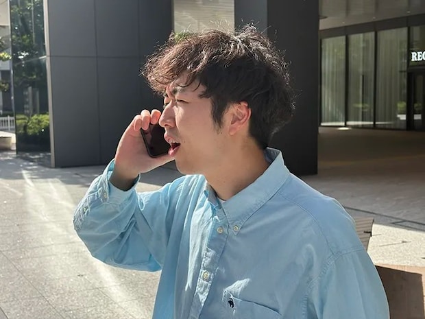 電話をする男性の写真