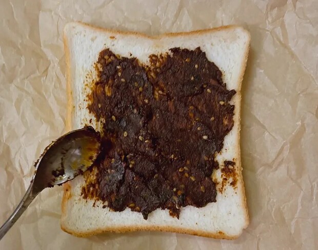 トーストに焼き味噌を塗る