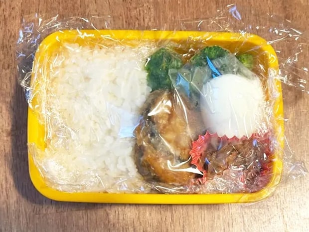 弁当にラップ1枚被せると？　思わぬ効果に「変わらない」「ビックリ」【弁当の裏技】