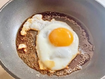 定番の目玉焼きをレストラン風に変える！　裏技バター醤油で作るレシピに「子供が大絶賛」