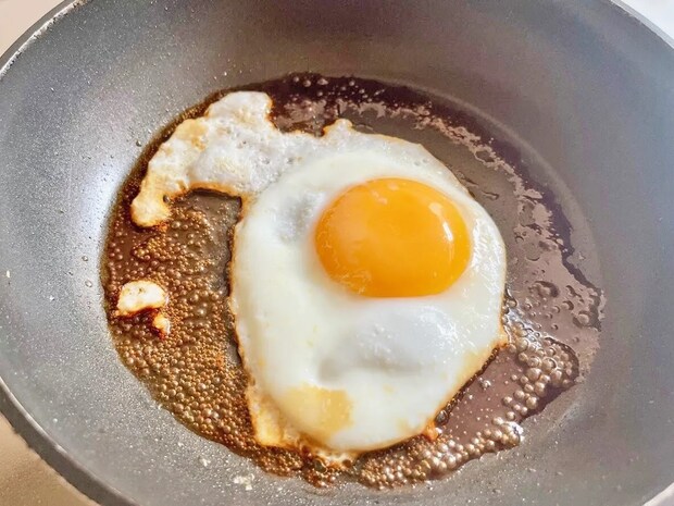 定番の目玉焼きをレストラン風に変える！　裏技バター醤油で作るレシピに「子供が大絶賛」
