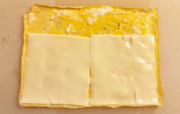 『ソーセージとチーズの卵巻き』を作る写真（撮影：エニママ）