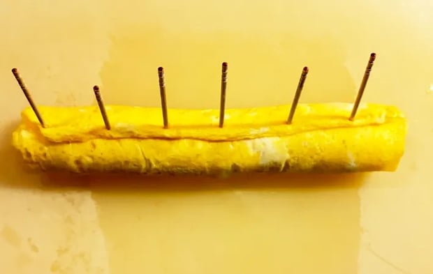 『ソーセージとチーズの卵巻き』を作る写真（撮影：エニママ）