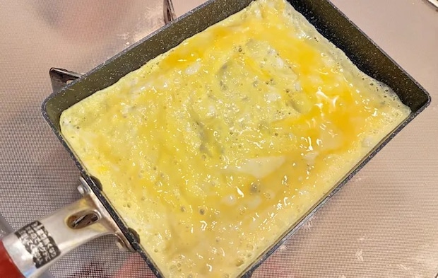 『ソーセージとチーズの卵巻き』を作る写真（撮影：エニママ）